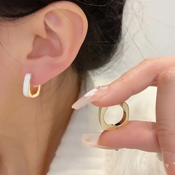 ✨Zara Adelaide Pearly Gold Square Huggie Earrings - Picture 3 of 4